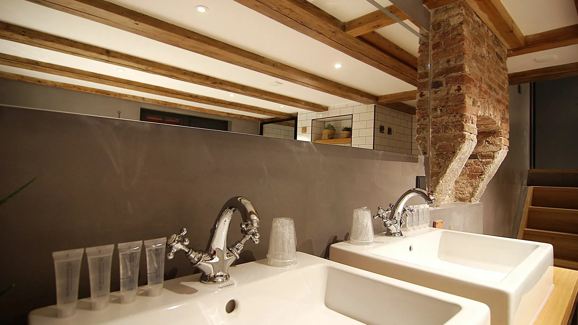 Authentic Farmhouse - De Vergulden Eenhoorn Amsterdam Hotel
